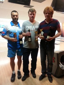 Stupně vítězů květnového turnaje (zleva): Vladan Vašíček (3.místo), Luboš Mada (1.místo), Standa Vilášek (2.místo)