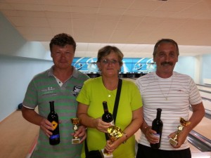 Trojice nejlepších z červnového turnaje Luboš Mada (3.místo), Dana Klusáčková (1.místo), Jarda Rzidký (2.místo)