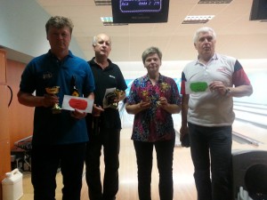 Stupně vítězů dubnového CNC Produkt bowlingového bankomatu, Luboš Mada (1.místo), Michal Foťko (2.místo), Kristýna Janočková (3,místo a nejlepší žena), Petr Hrubý (nejlepší z kategorie "B")