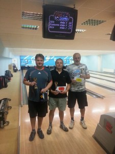 Stupně vítězů květnového CNC Produkt bowlingového bankomatu: Pavel Roudný (2.místo), Pepa Novák (1.místo), Jirka Klusáček (3.místo)
